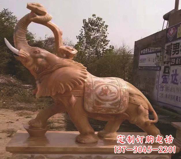 桂林鼻卷如意的大象石雕
