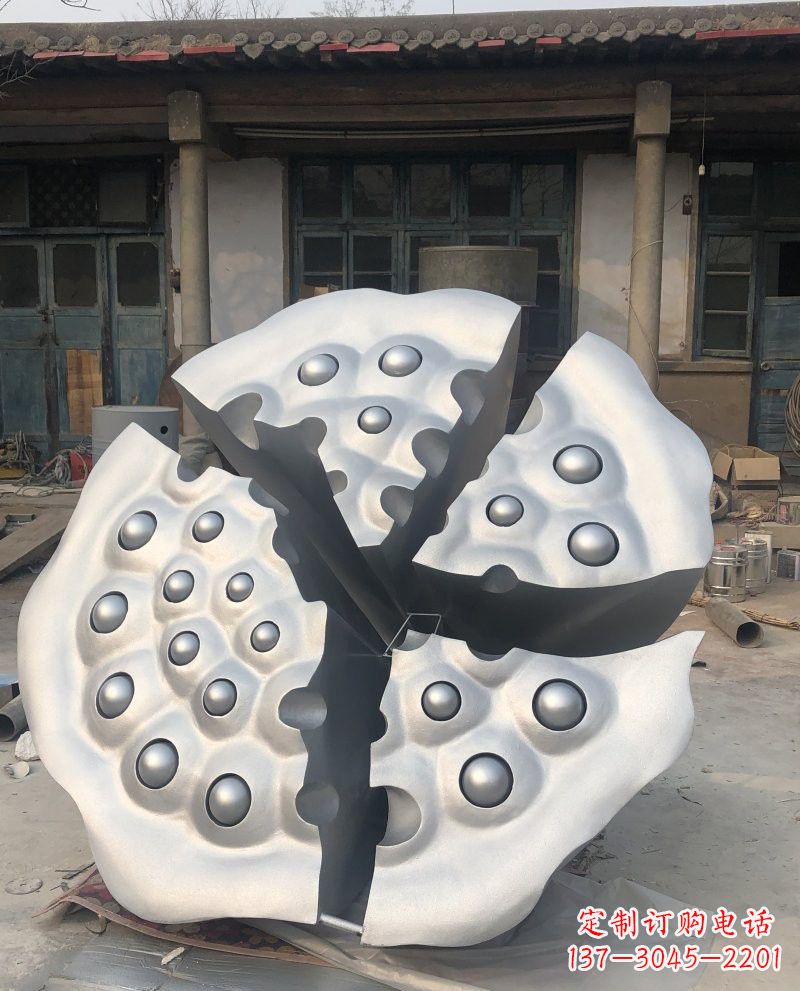 桂林玻璃钢莲蓬雕塑美丽的象征