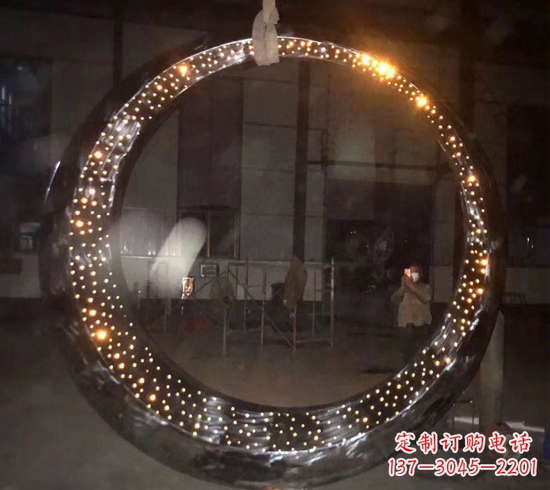 桂林璀璨夜空,不锈钢发光月亮雕塑