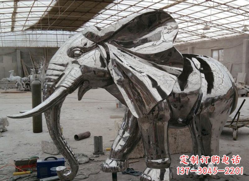 桂林不锈钢镜面大象雕塑——独特的艺术精品