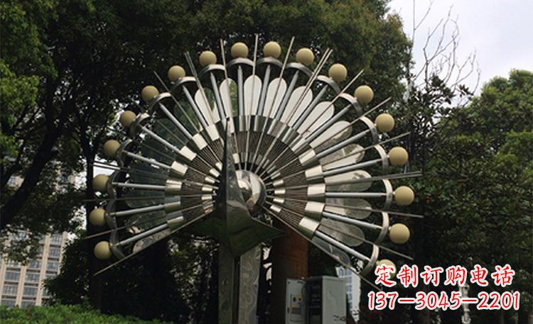桂林美丽的不锈钢孔雀雕塑