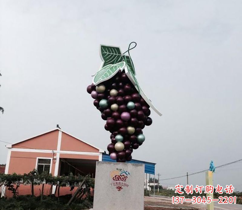 桂林精美绝伦的不锈钢葡萄雕塑