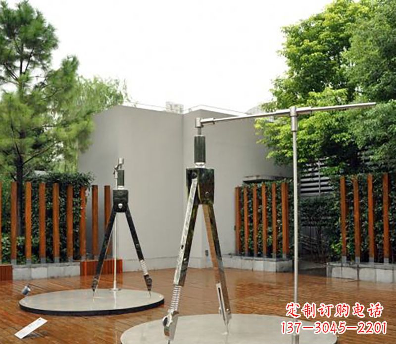 桂林以不锈钢精雕细琢的圆规雕塑
