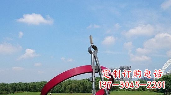桂林不锈钢圆规雕塑环绕着美景