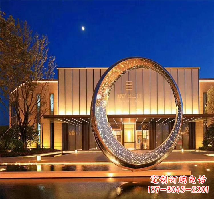 桂林不锈钢圆环雕塑给空间增添无限美感