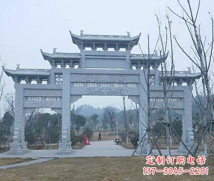 桂林村口三门石雕牌楼古朴华丽