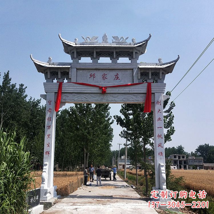 桂林古村落中的石牌坊雕塑