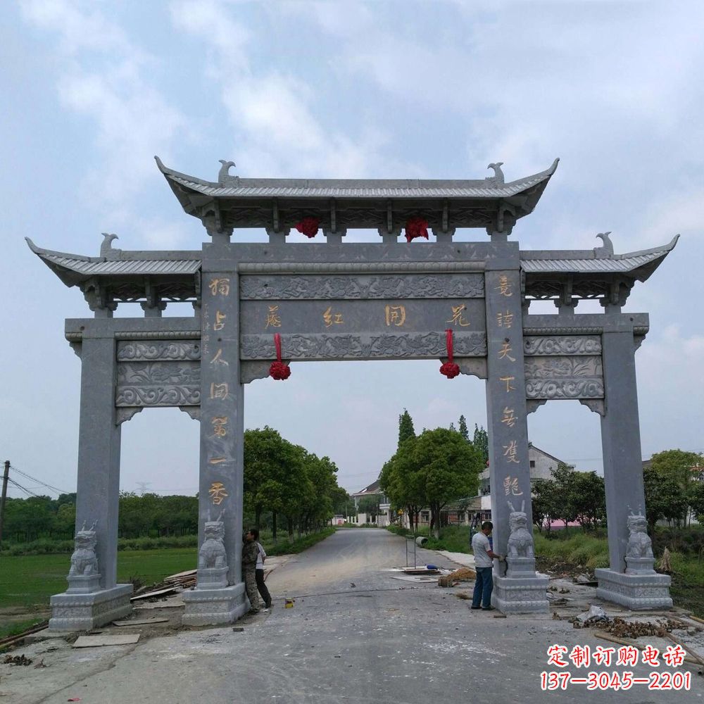 桂林青石三门牌坊雕塑传承中国古典文化