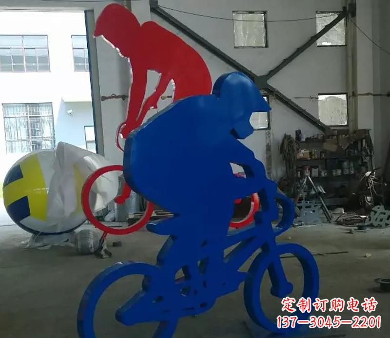 桂林公园不锈钢骑自行车运动人物雕塑