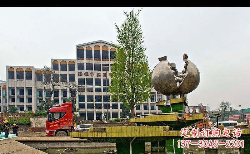 桂林精美不锈钢石榴景观雕塑
