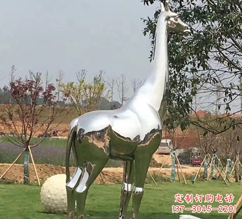 桂林公园不锈钢长颈鹿雕塑