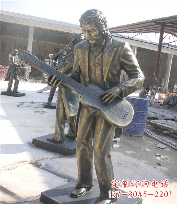 桂林西方人物铜吉他雕塑