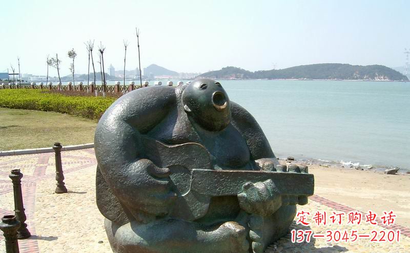 桂林音乐驻足,公园弹吉他铜雕