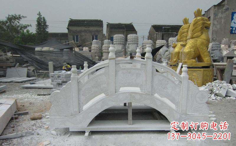 桂林精美的大理石拱桥雕塑