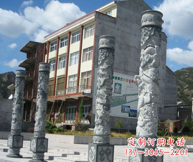 桂林以龙柱为原型的十二生肖石雕