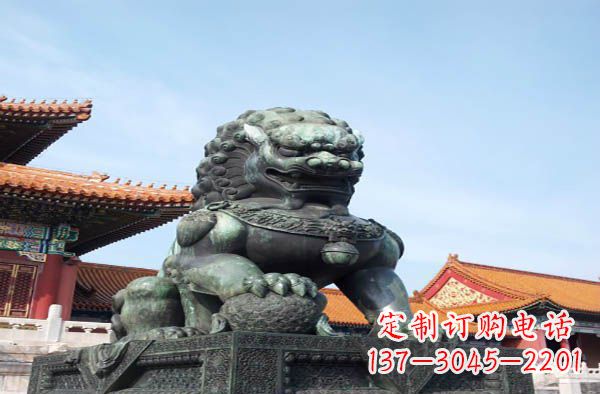 桂林寺庙门口狮子铜雕