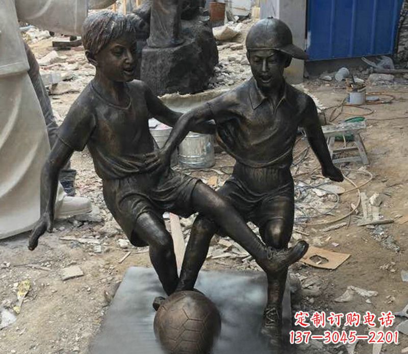 桂林踢足球公园人物铜雕