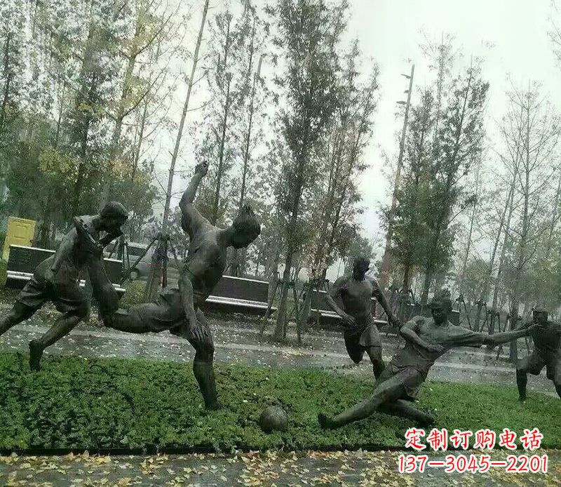 桂林踢足球公园运动人物铜雕