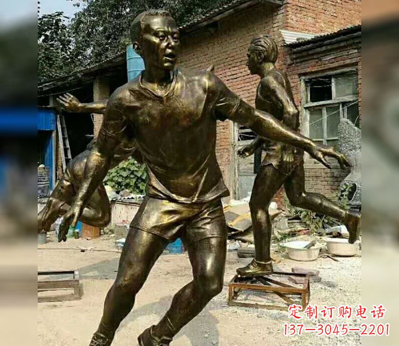 桂林踢足球广场人物铜雕