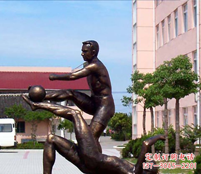 桂林踢足球人物广场小品铜雕