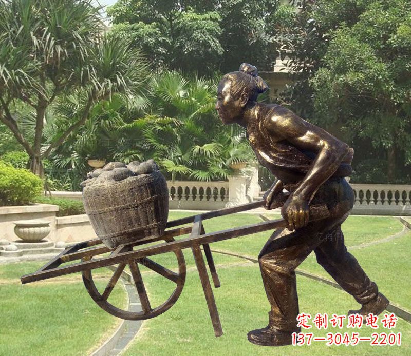 桂林推独轮车的古人铜雕