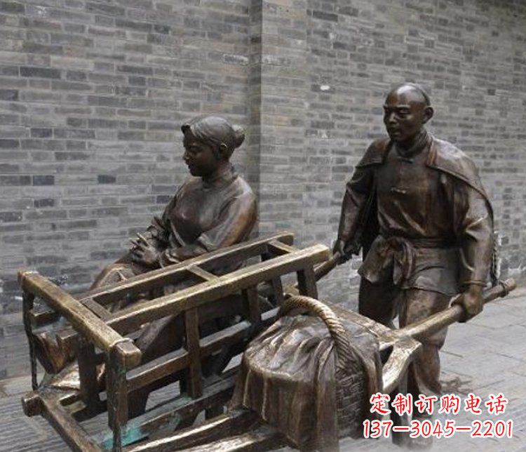 桂林推独轮车的人物铜雕