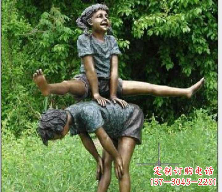 桂林玩跳山羊的儿童铜雕