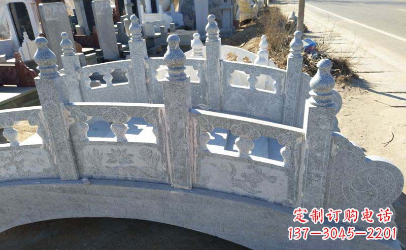 桂林小区公园大理石拱桥