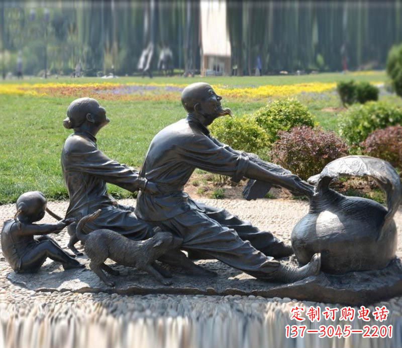 桂林祖孙三人拔萝卜铜雕